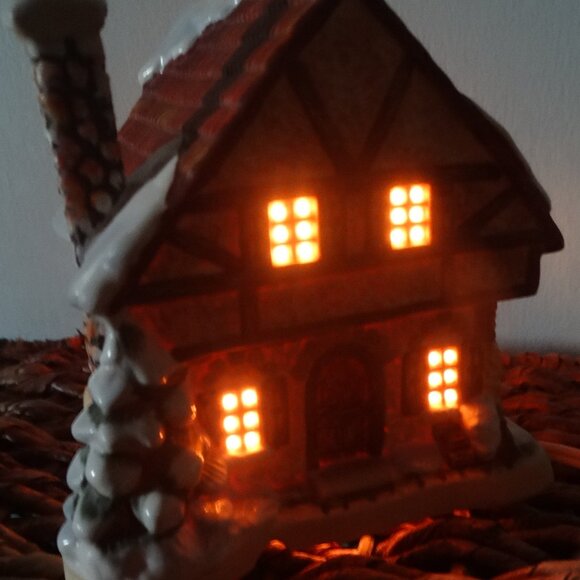 Hawthorne Collections Hummel Bavarian Christmas Village "Village Bakery" Lighted - Picture 11 of 11